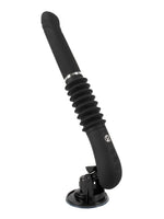 RC Fucking Machine 2.0 sett fra siden i ca. 45° vinkel. Viser hele produktet: sugekopp, motorenhet med knapper, belg og svart silikon-dildo.
