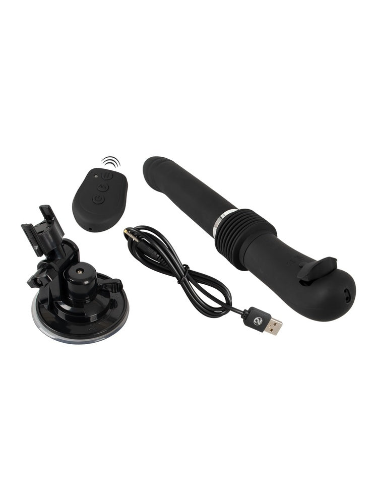 RC Fucking Machine 2.0 vist demontert med alle deler: sugekopp med beslag, fjernkontroll, USB-ladekabel og selve enheten.