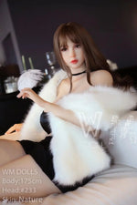 Asia. Realistisk sexdukke. 175 cm høy og veier 56 kg. Komplett med lyd og varmeutstyr. Flere tilpasninger. Oral, vaginal og anal åpning.