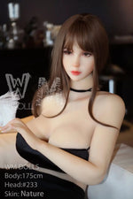 Asia. Realistisk sexdukke. 175 cm høy og veier 56 kg. Komplett med lyd og varmeutstyr. Flere tilpasninger. Oral, vaginal og anal åpning.