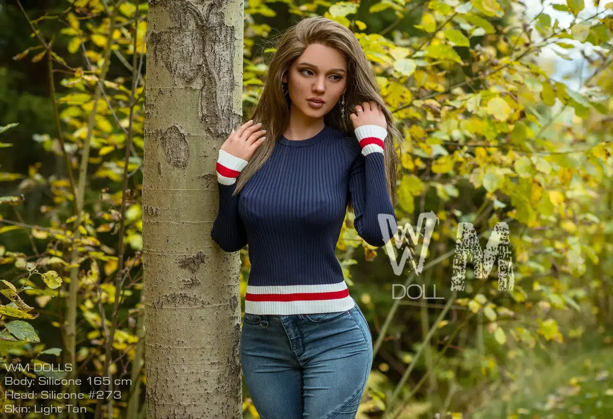 Holly. Realistisk sexdukke. 165 cm høy og veier 30 kg. Komplett med lyd og varmeutstyr. Flere tilpasninger. Oral, vaginal og anal åpning.