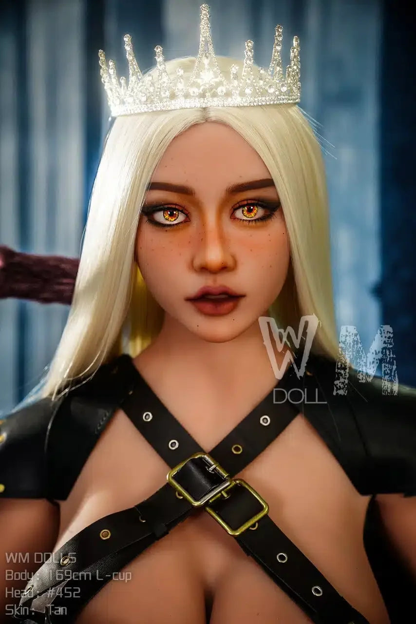 Evelyn. Realistisk sexdukke. 166 cm høy og veier 44 kg. Komplett med lyd og varmeutstyr. Tilpasninger er mulig. Oral, vaginal og anal åpning.