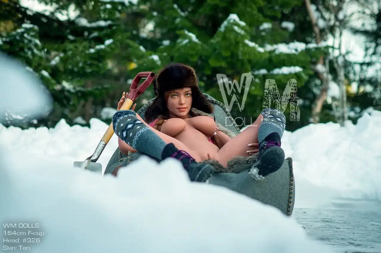 Jennie. Realistisk sexdukke. 164 cm høy og veier 33 kg. Komplett med lyd og varmeutstyr. Tilpasninger er mulig. Oral, vaginal og anal åpning.