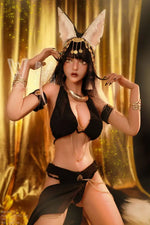 Tess. Realistisk sexdukke. 166 cm høy og veier 33 kg. Komplett med lyd og varmeutstyr. Tilpasninger er mulig. Oral, vaginal og anal åpning.