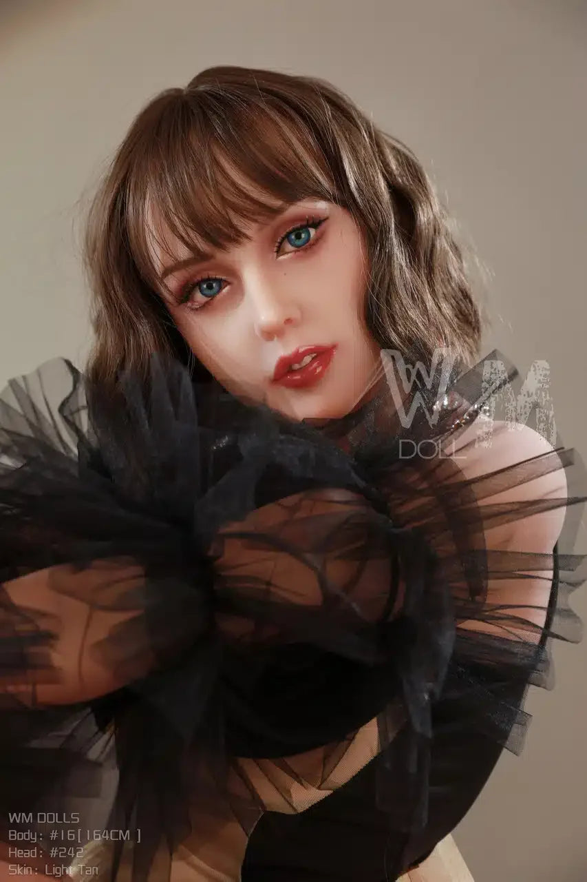 Ciara. Realistisk sexdukke. 164 cm høy og veier 33 kg. Komplett med lyd og varmeutstyr. Tilpasninger er mulig. Oral, vaginal og anal åpning.