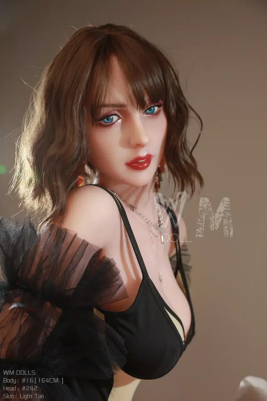 Ciara. Realistisk sexdukke. 164 cm høy og veier 33 kg. Komplett med lyd og varmeutstyr. Tilpasninger er mulig. Oral, vaginal og anal åpning.