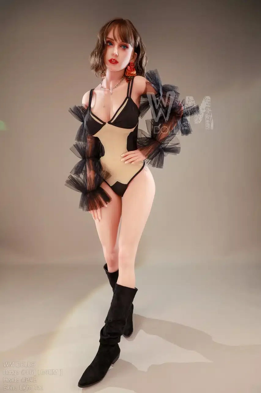 Ciara. Realistisk sexdukke. 164 cm høy og veier 33 kg. Komplett med lyd og varmeutstyr. Tilpasninger er mulig. Oral, vaginal og anal åpning.