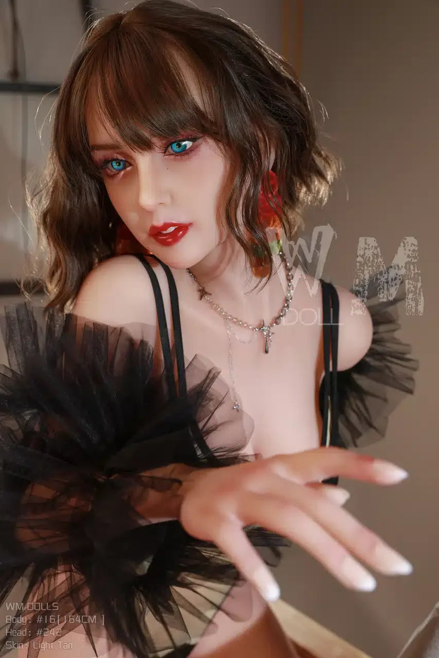 Ciara. Realistisk sexdukke. 164 cm høy og veier 33 kg. Komplett med lyd og varmeutstyr. Tilpasninger er mulig. Oral, vaginal og anal åpning.