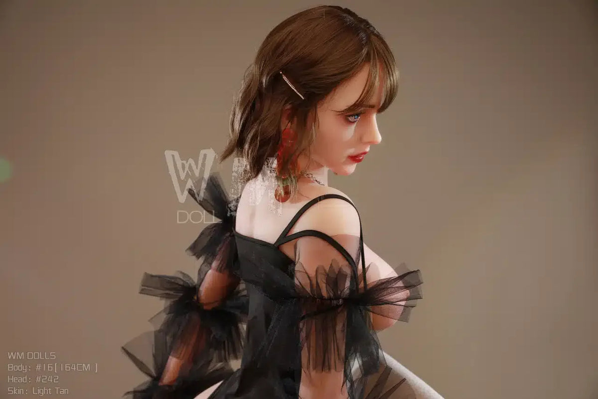 Ciara. Realistisk sexdukke. 164 cm høy og veier 33 kg. Komplett med lyd og varmeutstyr. Tilpasninger er mulig. Oral, vaginal og anal åpning.