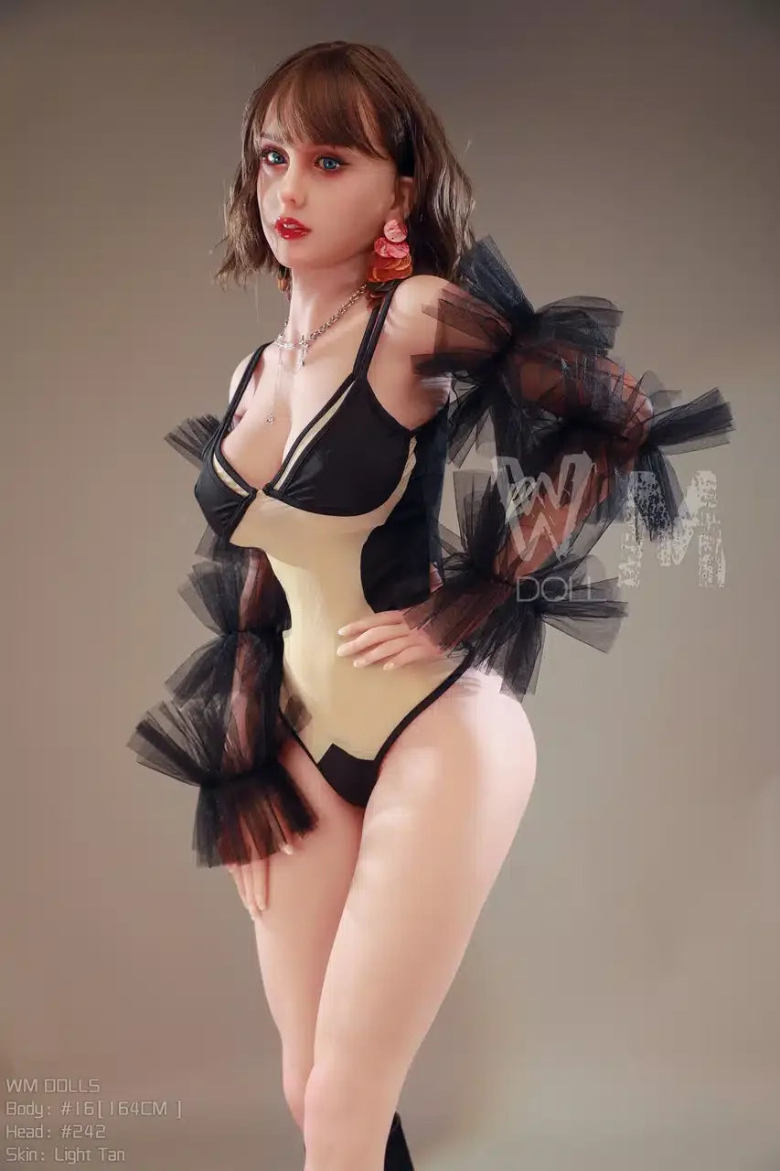 Ciara. Realistisk sexdukke. 164 cm høy og veier 33 kg. Komplett med lyd og varmeutstyr. Tilpasninger er mulig. Oral, vaginal og anal åpning.