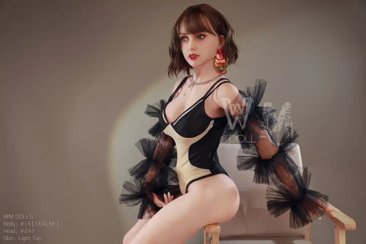 Ciara. Realistisk sexdukke. 164 cm høy og veier 33 kg. Komplett med lyd og varmeutstyr. Tilpasninger er mulig. Oral, vaginal og anal åpning.