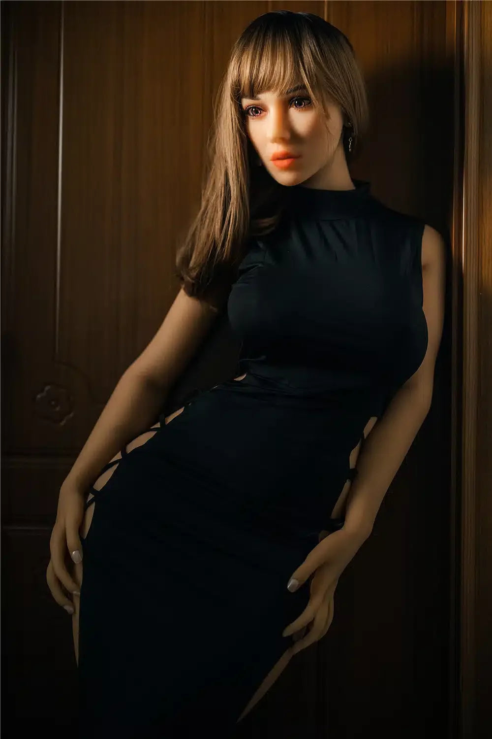 Viola. Realistisk sexdukke. 160 cm høy og veier 38 kg. Komplett med lyd og varmeutstyr. Tilpasninger er mulig. Oral, vaginal og anal åpning.