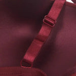 Minimalistisk Underwire BH i Silkemykt Stoff - burgunder rød