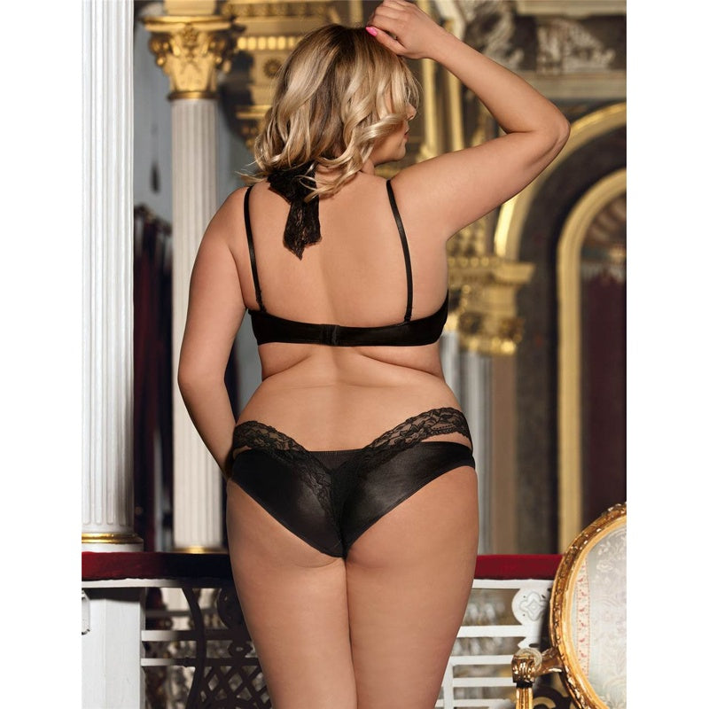 Plus size kvinne i svart blondeundertøy, bakfra, i elegant rom med gullinnredning