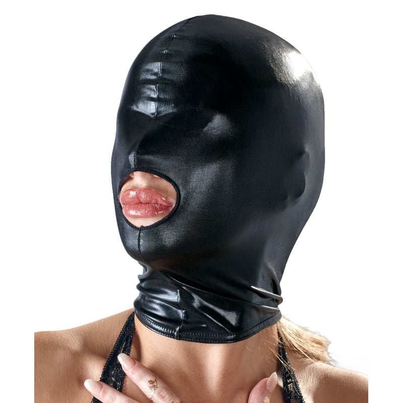 Person med sort fetisj maske i skinnmateriale, åpning for munn, erotisk tilbehør