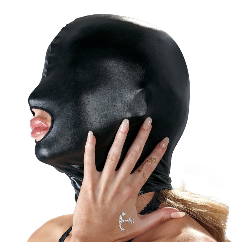 Person med sort maske over hodet, med åpning for munnen, erotisk tilbehør