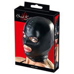 Sort fetisj maske laget av glanset materiale, med åpninger for øyne og munn, på rød bakgrunn