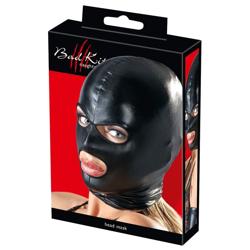 Sort fetisj maske laget av glanset materiale, med åpninger for øyne og munn, på rød bakgrunn