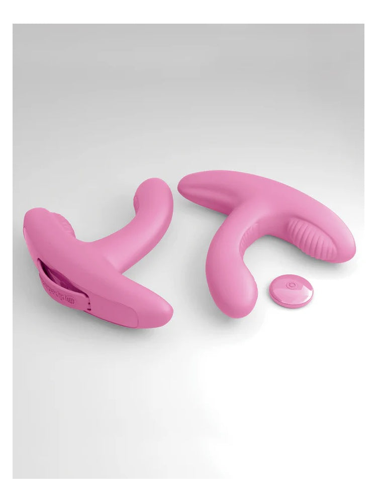 3Some Rock N' Grind vibrator vist åpen og lukket ved siden av fjernkontrollen, mot grå bakgrunn