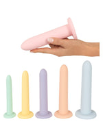 You2Toys Six in a Row – hånd holder den største rosa dildoen over resten av settet