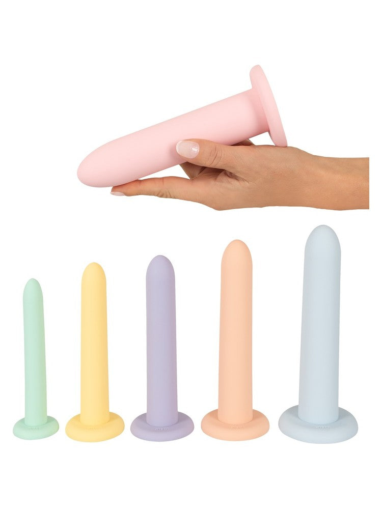 You2Toys Six in a Row – hånd holder den største rosa dildoen over resten av settet