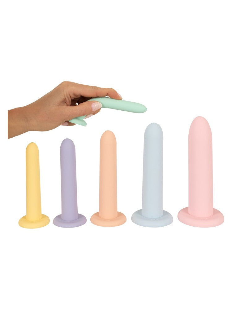 You2Toys Six in a Row – hånd holder den minste grønne dildoen ved siden av de fem andre