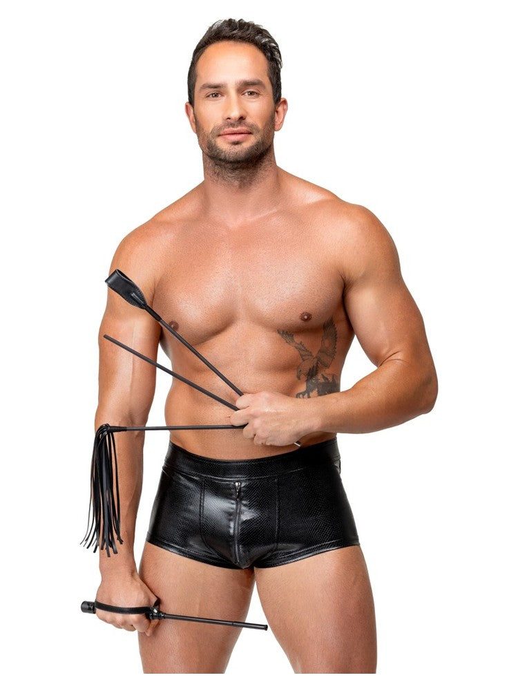 Bad Kitty Crop Set – mann i svarte lakkshorts med flogger, spanskrør og ridepisk