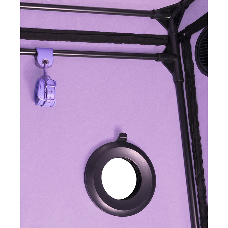 Lilla innervegg med sort ventil og stropp med liten veske, del av oppbevaringsløsning.