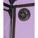 Svart vifte montert i hjørnet av et lilla rom med metallramme