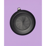 Svart rund sexleketøy-lokk med spiraldesign på lilla bakgrunn