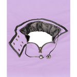 Lilla klesplagg med justerbar åpning og trykknapper, vannavstøtende stoff.