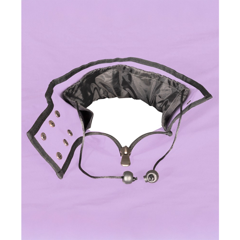 Lilla klesplagg med justerbar åpning og trykknapper, vannavstøtende stoff.