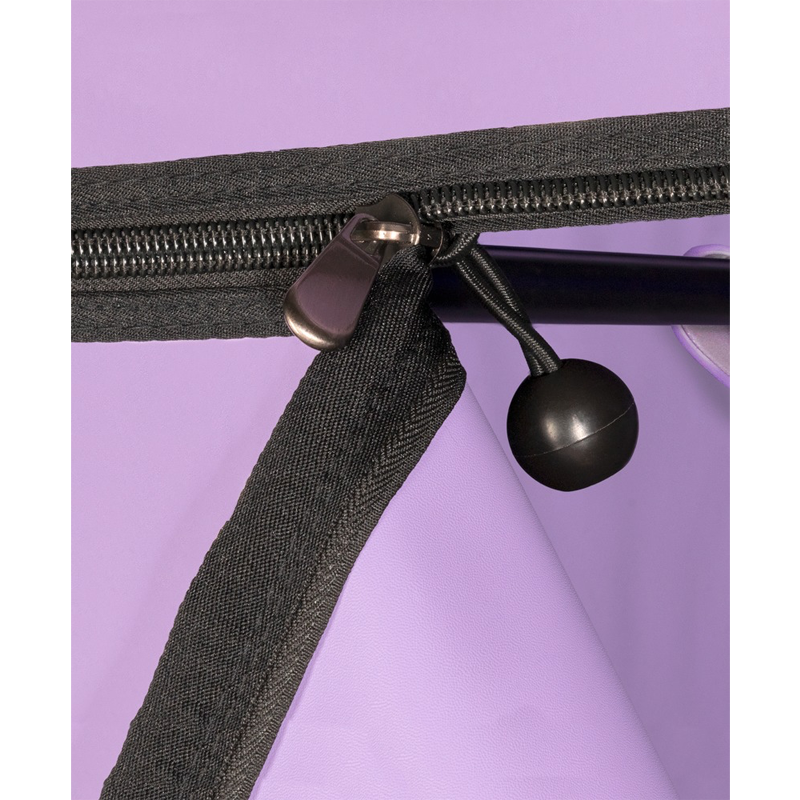 Nærbilde av glidelås og svart snor på lilla kunstlær, produktdetalj.