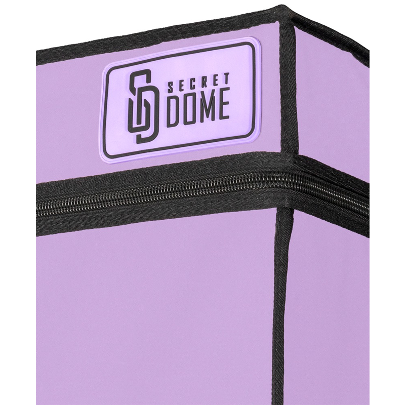 Lilla oppbevaringseske med svart glidelås og Secret Dome-logo på forsiden