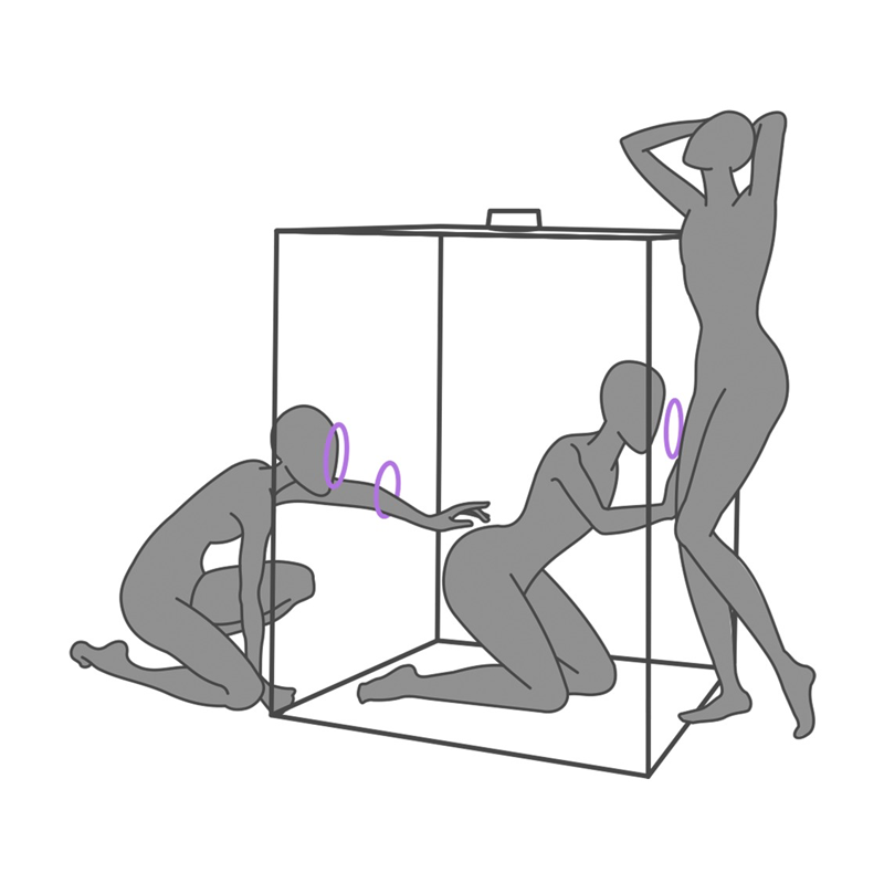 Tre personer i ulike positurer rundt en gjennomsiktig kube, erotisk lek-illustrasjon.