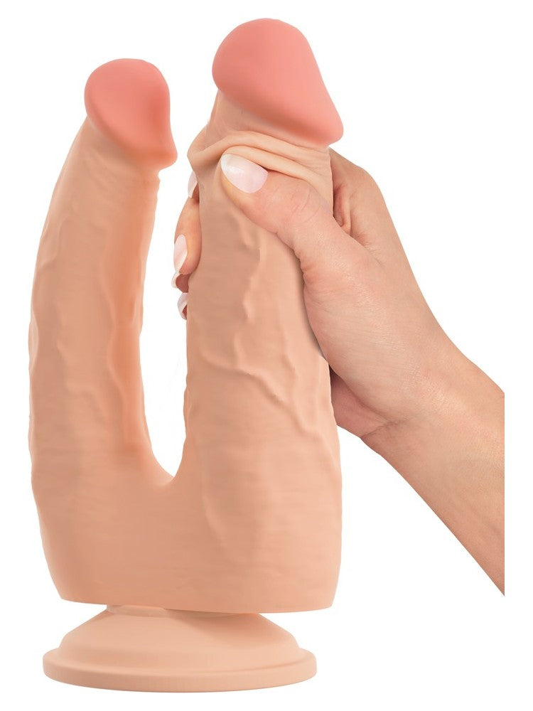Nature Skin Bendable Double Penetrator – hånd skyver den bevegelige huden ned på dildoen