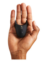 We-Vibe Pivot vibrerende penisring vist i hånd for å vise størrelse og passform