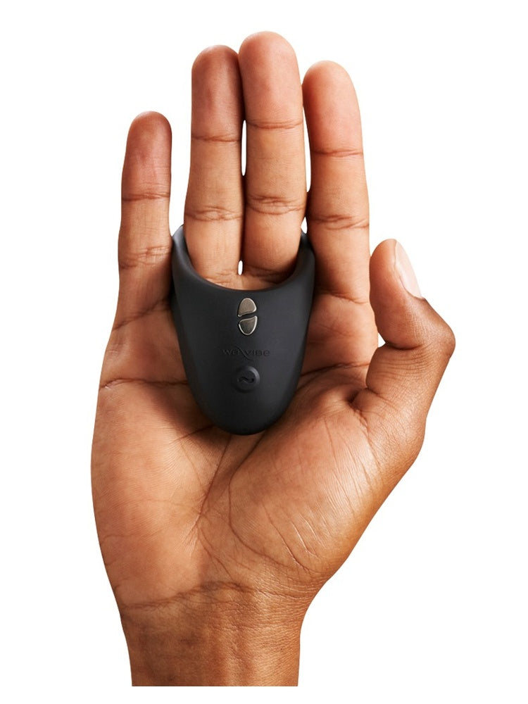We-Vibe Pivot vibrerende penisring vist i hånd for å vise størrelse og passform