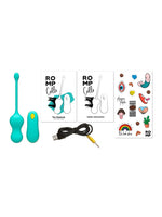 ROMP Cello Vibrerende Egg – innholdsbilde som viser sexleketøyet, fjernkontroll, USB-ladekabel, Quick Start Guide, sikkerhetsinstruksjoner og ROMP-klistremerker, hvit bakgrunn.