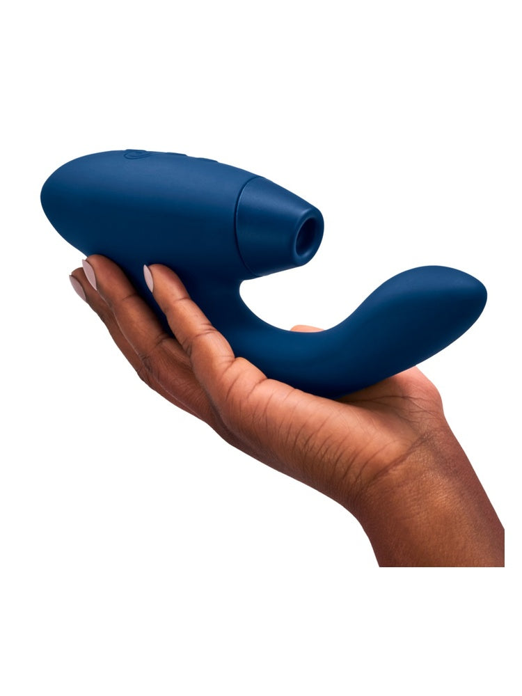 Womanizer Duo 2 i hånd – viser størrelse, ergonomi og brukervennlig design
