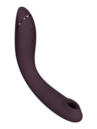 Womanizer OG klitorisstimulator i aubergine, sett forfra med knapper og buet design.