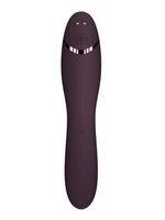 Womanizer OG i aubergine, sett bakfra med ladekontakter og logo.