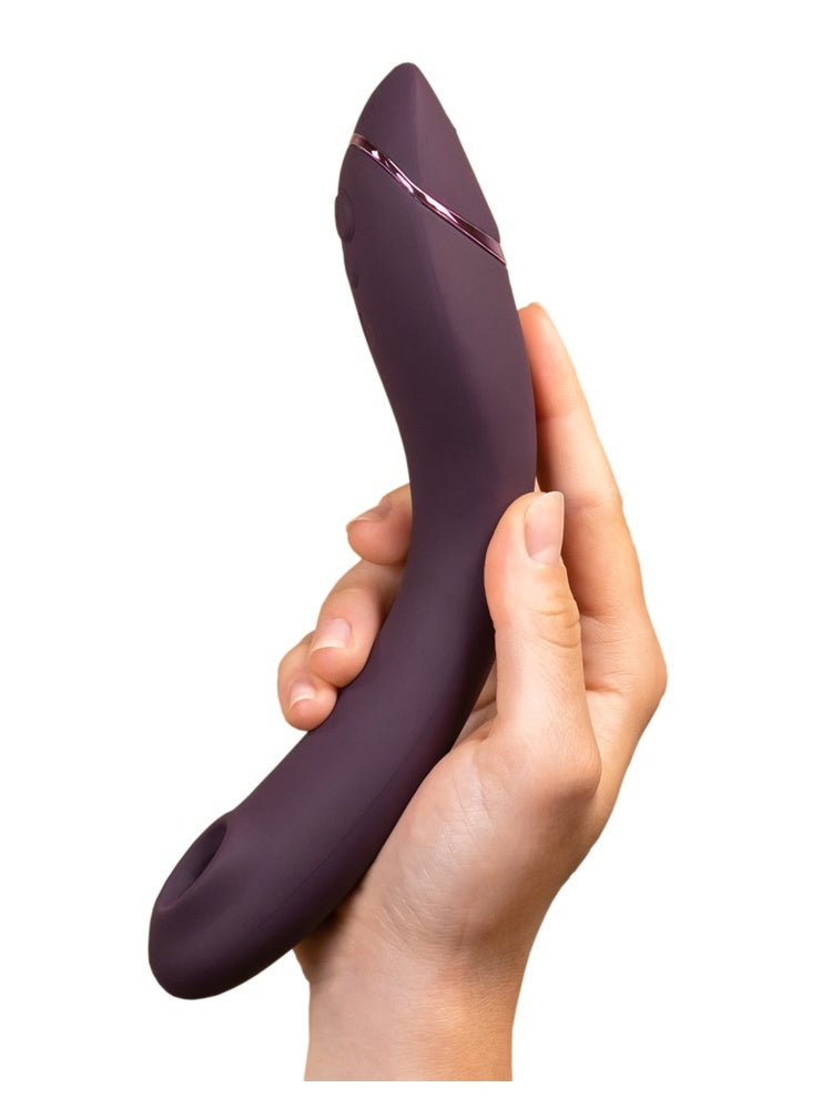 Hånd som holder Womanizer OG vertikalt, som viser lengde og form.