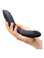 Vibrator holdt i hånden som viser størrelse, grep og fleksibel design