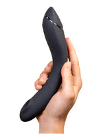 Nærbilde av G-punkt vibrator i hånd for bedre visning av form og materiale