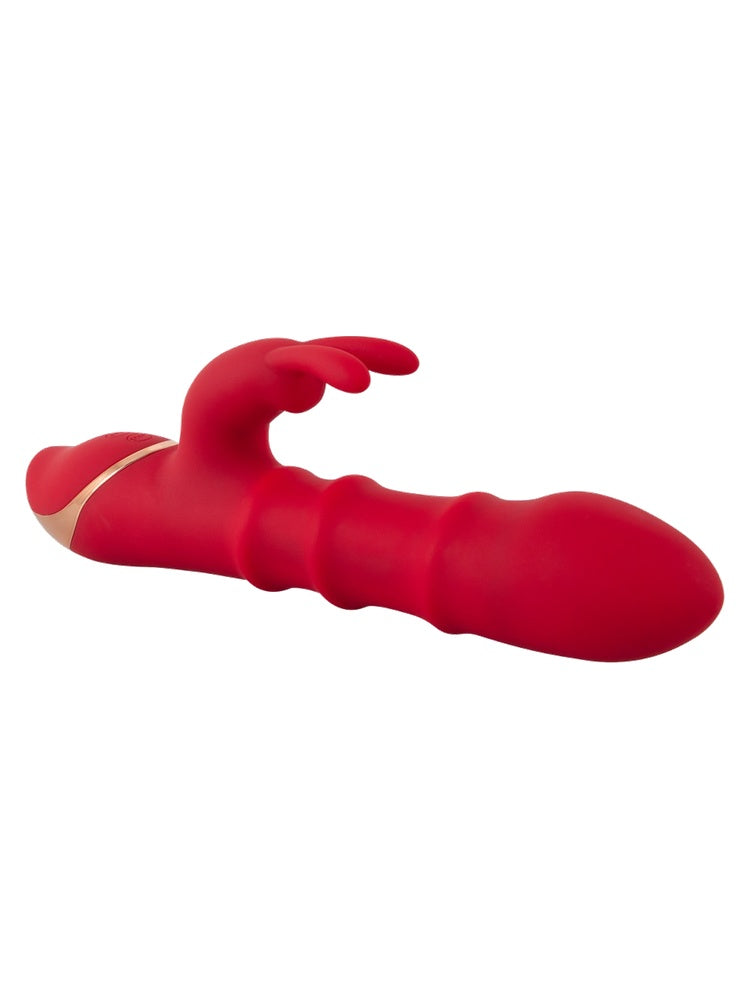 Hånd holder rabbitvibratoren oppreist – viser ergonomisk grep og størrelse.
