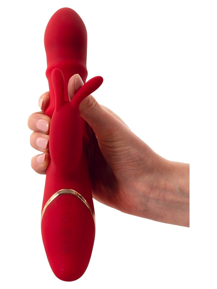 Hånd holder rabbitvibratoren horisontalt – demonstrerer produktets lengde og vekt.