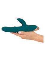 Hånd holder vibratoren horisontalt – demonstrerer produktets lengde og ergonomiske form.