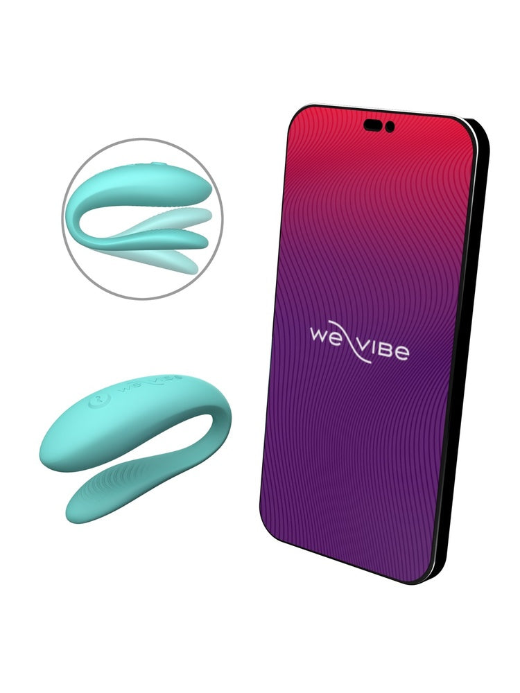 We-Vibe Sync Lite parvibrator i turkis silikon, vist med smarttelefon som viser We-Vibe-appen. Innfelt bilde viser vibratoren forfra med dobbel arm-design.