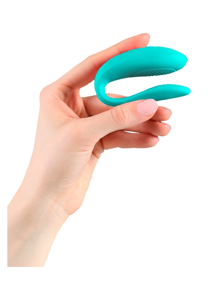 Hånd som holder We-Vibe Sync Lite for å vise størrelse og kompakt design.